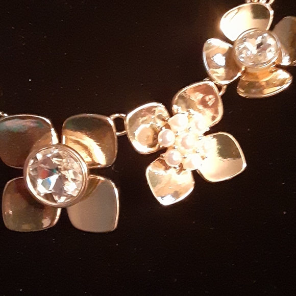 ANN TAYLOR FACTORY GOLD STATEMENT NECKLACE - Picture 5 of 8